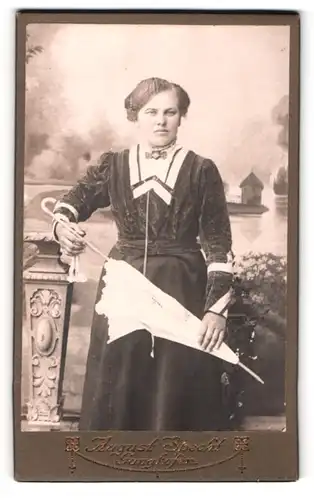 Fotografie August Specht, Gangkofen, Bahnhofstrasse, elegante junge Dame im schwarzen Kleid mit weissem Schirm