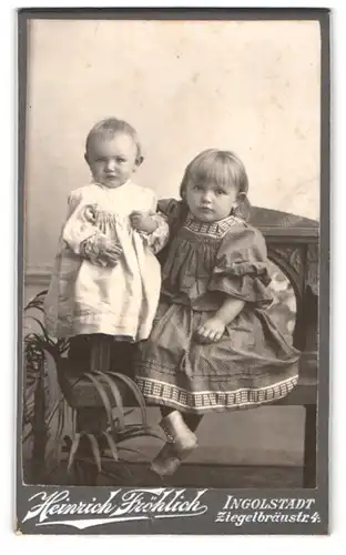 Fotografie Heinrich Fröhlich, Ingolstadt, Ziegelbräustr. 4, zwei süsse Kinder im Sonntagskleid auf einer Bank