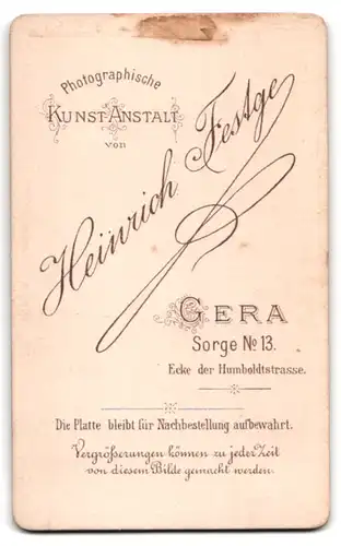 Fotografie Heinrich Festge, Gera, Sorge 13, Dame im feinen schwarzen Kleid mit hochgesteckten Haaren