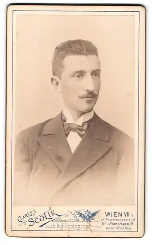 Fotografie Charles Scolik, Wien, Piaristengasse 48, eleganter Mann mit Schnurrbart im feinen Anzug