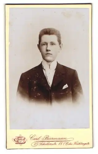 Fotografie Carl Biermann, Bremen, Schillerstr. 15, junger Mann im eleganten schwarzen Anzug