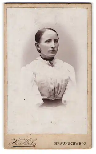 Fotografie H. Kiel, Braunschweig, Stecherstrasse 12A, feine Dame in weisser Bluse mit zurückgestecktem Haar