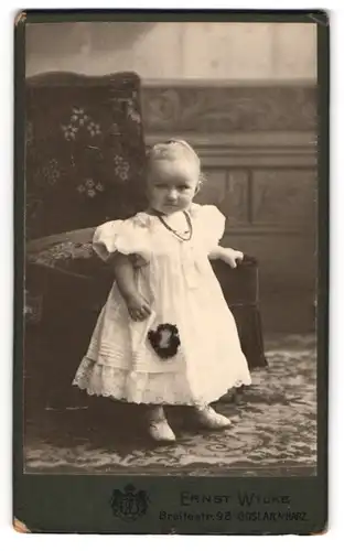 Fotografie Ernst Wilke, Goslar a. Harz, Breitestr. 98, niedliches kleines Mädchen im weissen Kleid
