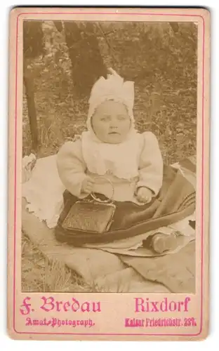Fotografie F. Bredau, Rixdorf, Kaiser Friedrichstr. 237, süsses Mädchen mit Handtasche auf Decke im Wald