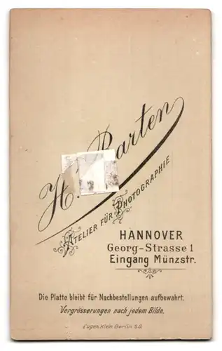 Fotografie H. Barten, Hannover, Georg-Strasse 1, bürgerliche Dame im feinen weissen Kleid