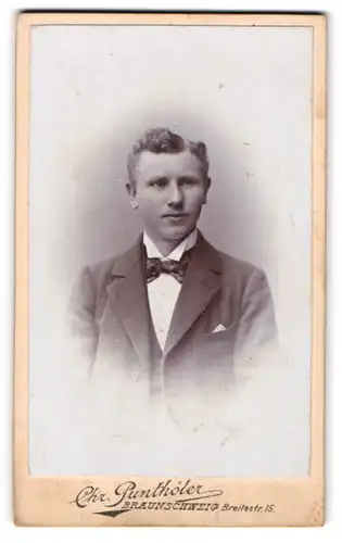Fotografie Chr. Punthöler, Braunschweig, Breitestr. 15, bürgerlicher junger Mann im feinen Anzug