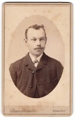 Fotografie Bauer-Kornacher, Schweinfurt, Hellergasse 9, bürgerlicher Mann im schwarzen Mantel mit Schnurrbart