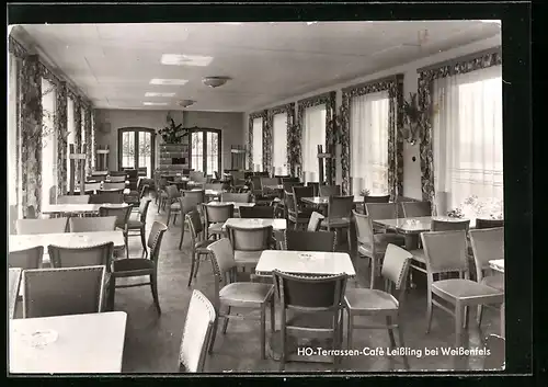 AK Leissling bei Weissenfels, HO-Terrassen-Cafe, Innenansicht mit Tür und Fenstern
