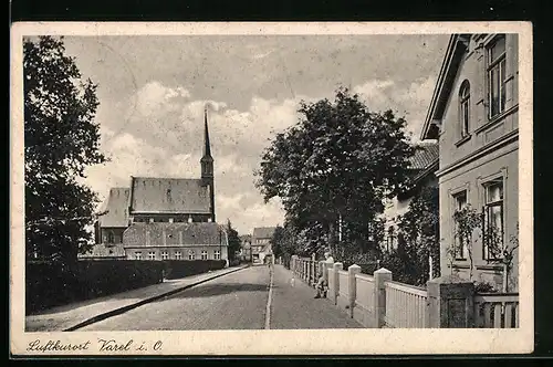 AK Varel i. O., Strassenpartie mit Kirche