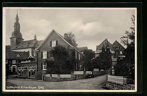 AK Eckenhagen /Rhld., Strassenpartie mit Geschäft und Kirche