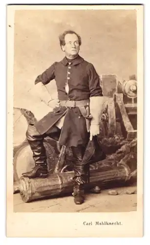 Fotografie Carl Mahlknecht, Wien, Schauspieler Ludwig Löwe als König Karl XII von Schweden, Rollenportrait