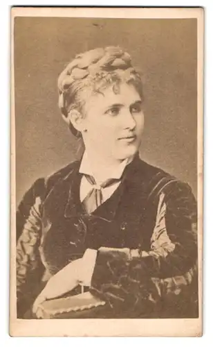 Fotografie unbekannter Fotograf und Ort, Portrait Christine Nillson als Gretchen in Faust von Goethe