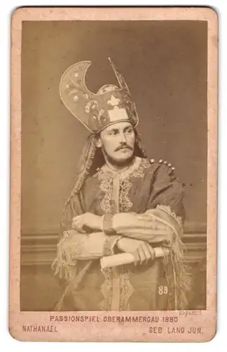 Fotografie B. Johannes, Partenkirchen, Seb. Lang junior als Nathanael Passionsspiele Oberammergau 1880, Kostümbild
