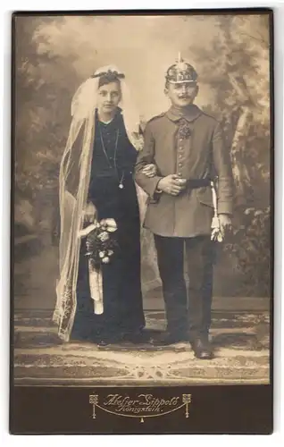 Fotografie Lippold, Königstein, sächsischer Soldat in Feldgrau Uniform, Pickelhaube nebst seiner Braut, Kriegshochzeit