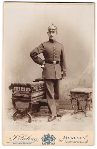 Fotografie J. Seiling, München, junger Einjährig-Freiwilliger Soldat in Uniform mit Pickelhaube und Bajonett