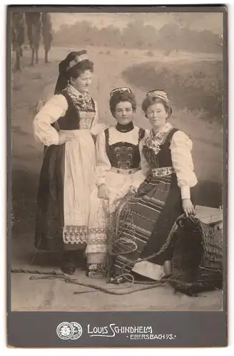 Fotografie Louis Schindhelm, Ebersbach i. Sa., drei junge Damen in Mechlenburg Tracht mit Fischernetz zum Fasching