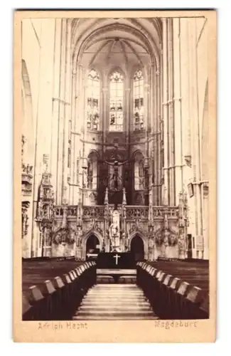 Fotografie Adolph Hecht, Magdeburg, Ansicht Magdeburg, Innenansicht der Domkirche mit Christuskreuz