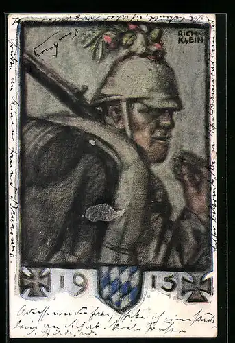 Künstler-AK Richard Klein: Soldat mit Marschgepäck, Bayerisches Wappen, Eisernes Kreuz, 1915