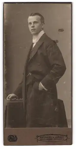 Fotografie Hoffmann & Jursch, Leipzig-Reugnitz, Senefelderstr. 9, junger Mann im eleganten schwarzem Anzug