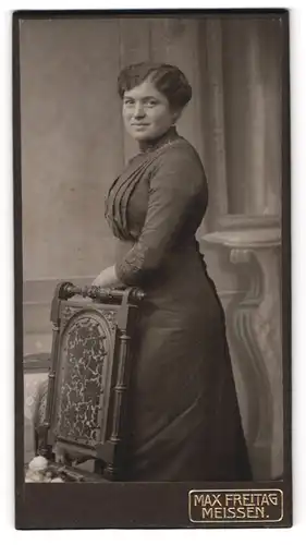 Fotografie Max Freitag, Meissen, Rothe Stufen 3, bürgerliche Dame im schwarzen Kleid