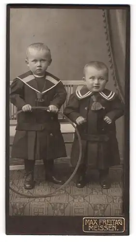 Fotografie Max Freitag, Meissen, Rothe Stufen 3, zwei junge Knaben im Matrosenstil