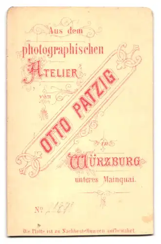 Fotografie Otto Patzig, Würzburg, bürgerlicher Herr mit schwarzer Jacke und Handschuhen