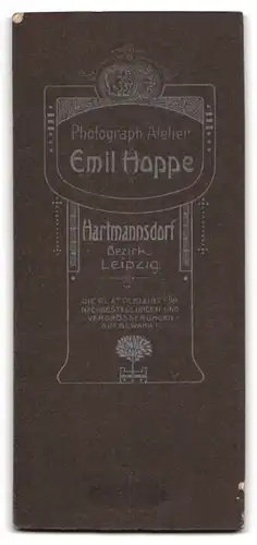 Fotografie Emil Hoppe, Hartmannsdorf Bezirk Leipzig, bürgerliche Dame im weissen Rock