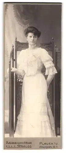 Fotografie Atelier Strauss, Plauen i. V., Albert Platz 12, elegante junge Dame im weissen Kleid mit Perlenhalsband