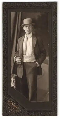 Fotografie W. Laskawy, Kiel, Holtenauerstr. 32, stattlicher Herr im eleganten Aufzug mit Hut