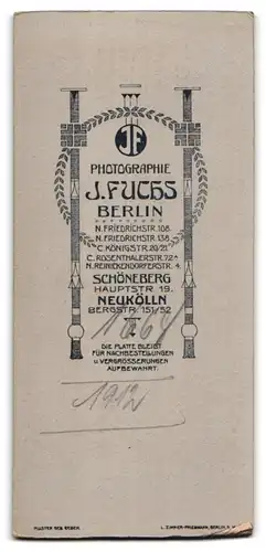 Fotografie J. Fuchs, Berlin, N. Friedrichstr. 108, stattlicher junger Mann im Anzug mit Zeitung