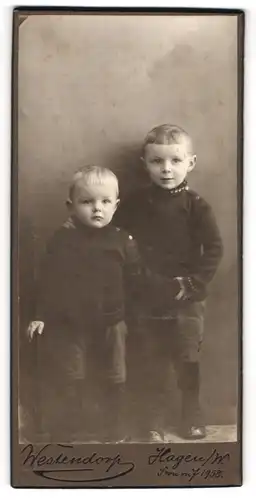 Fotografie Westendorp, Hagen i. W., zwei Knaben im schwarzen Pullover