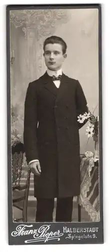 Fotografie Franz Pieper, Halberstadt, Spiegelstr. 9, stattlicher Mann im schwarzen Mantel
