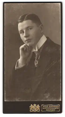 Fotografie Wilh. Hofmann, Erfurt, Anger 23, junger Mann im eleganten Anzug