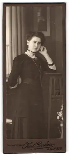 Fotografie Karl Pinkau, Leipzig, Tauchaerstrasse 9, elegante junge Dame im schwarzem Kleid