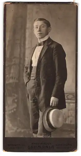 Fotografie Atelier Germania, Kattowitz o. Schl., Johannesstr. 5, junger Mann im schwarzen Anzug mit Hut