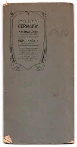 Fotografie Atelier Germania, Kattowitz o. Schl., Johannesstr. 5, junger Mann im schwarzen Anzug mit Hut