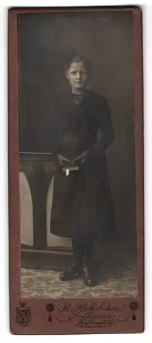 Fotografie R. Behrbohm, Lechhausen, Frühlingstr. 25, hübsche Dame im schwarzen Mantel mit Buch