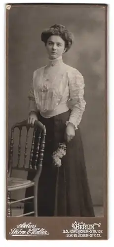 Fotografie Atelier Strom & Walter, Berlin, Köpenicker-Str. 102, hübsche Dame mit weisser Bluse und hochgestecktem Haar
