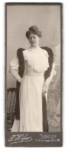 Fotografie P. Höfer, Berlin, Andreas-Str. 68, elegante Dame in weissem Kleid mit langem Pelzüberwurf