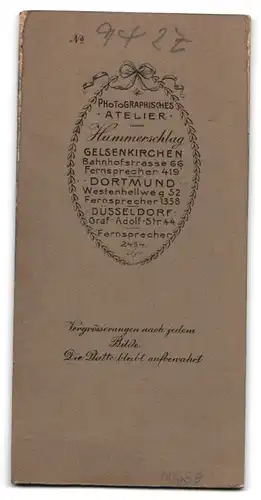 Fotografie Atelier Hammerschlag, Gelsenkirchen, Bahnhofstr. 66, bürgerliche Dame im schwarzen Kleid und welligen Haaren