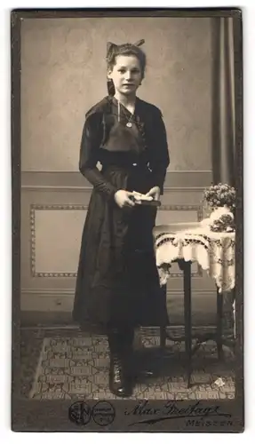 Fotografie Max Freitag, Meissen, Rote Stufen 3, bildhübsche Dame im schwarzen Kleid mit Buch