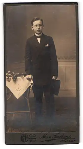Fotografie Max Freitag, Meissen, junger Mann im schwarzen Anzug mit Hut