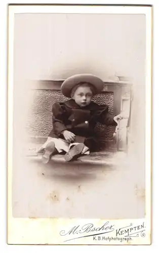 Fotografie Michael Bscher, Kempten, Salzstrasse K.94, niedliches Kind in schwarzem Mantel mit Hut