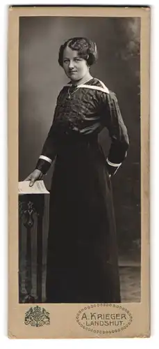 Fotografie A. Krieger, Landshut, hübsche Dame im schwarzen Kleid mit welliger Frisur