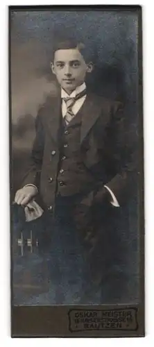 Fotografie Oskar Meister, Bautzen, Kaiserstrasse 15, eleganter Knabe im Anzug mit Krawatte