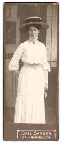 Fotografie Emil Sander, Brunsbüttelkoog., hübsche Dame im weissen Kleid mit Hut