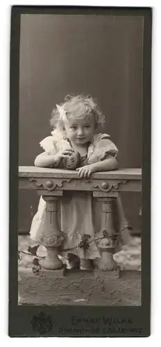 Fotografie Ernst Wilke, Goslar, Breitestr. 98, bildhübsches Mädchen im hellen Kleid mit Ball
