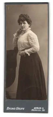 Fotografie Bruno Grupe, Berlin, Blücherstr. 56, bürgerliche Dame in weisser Bluse mit hochgestecktem Haar