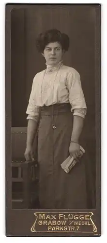 Fotografie Max Flügge, Grabow i. Meckl., Parkstr. 7, bürgerliche Dame in weisser Bluse und schwarzem Rock