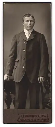 Fotografie J. A. M. Kleiner, Altona, Reichenstr. 26, stattlicher Mann im eleganten Anzug mit Krawatte